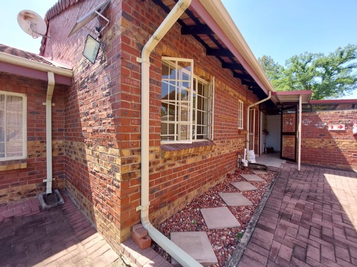 Newcastle Central Townhouse For Sale: Garden, sunroom, private laundry, near amenities.