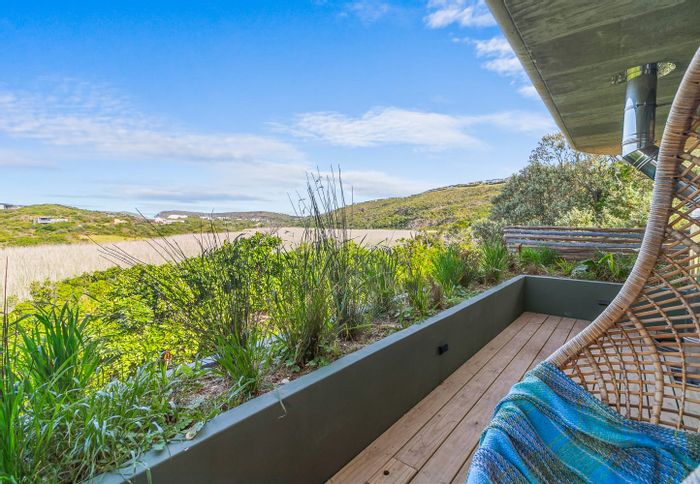 Whale Rock Verde House To Rent: 2-bed, beach access, fynbos views, furnished.