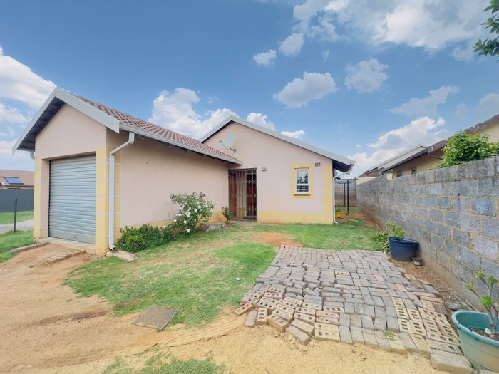 For Sale: House in Salfin with 3 bedrooms, garage, and spacious yard.