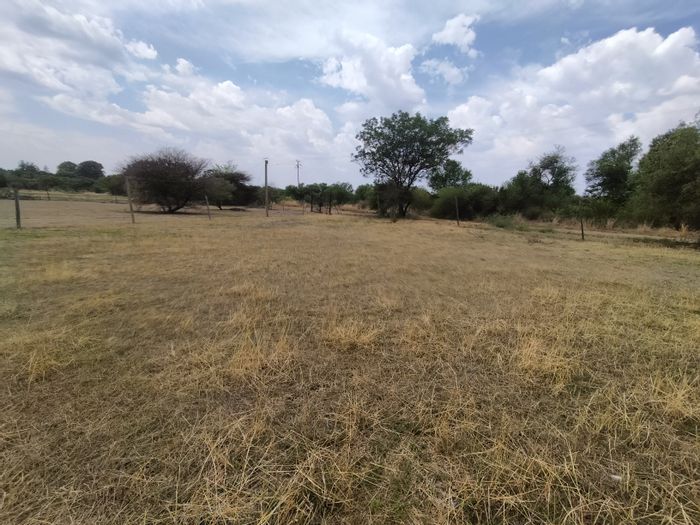 For Sale: Haakdoornboom AH Small Holding with dual homes, farming facilities, and ample parking.