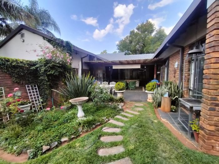 For Sale: Spacious 5-bedroom house in Amandasig with entertainment areas and garden.