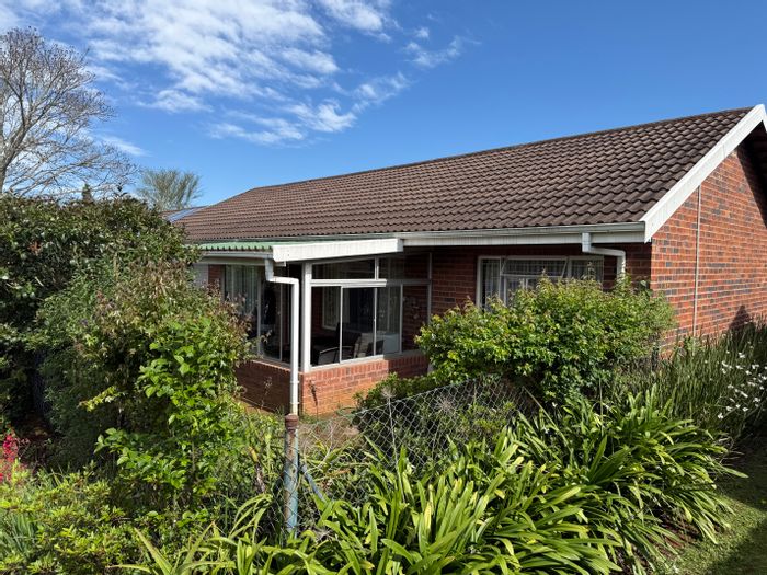 For Sale: House in Amberglen with 2 en-suite bedrooms, garage, and garden.