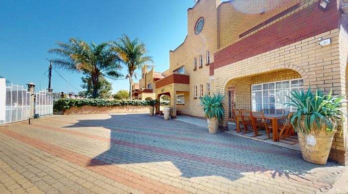 Spacious 5-bedroom house with granny flat and double garage in Union, To Rent.