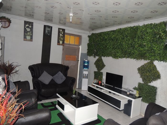 For Sale: House in South Hills with 3 beds, flatlet, and ample parking.