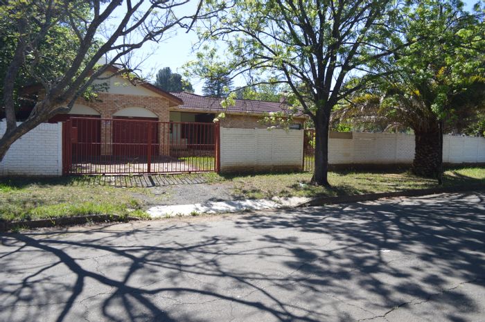 Blue Rise House For Sale: 4 beds, large plot, renovation potential, corner stand.