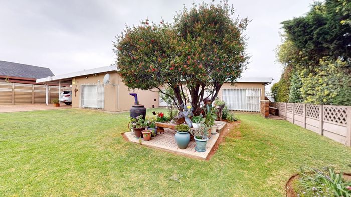 For Sale: Spacious Parkrand house with 4 bedrooms, lapa, and double garage.