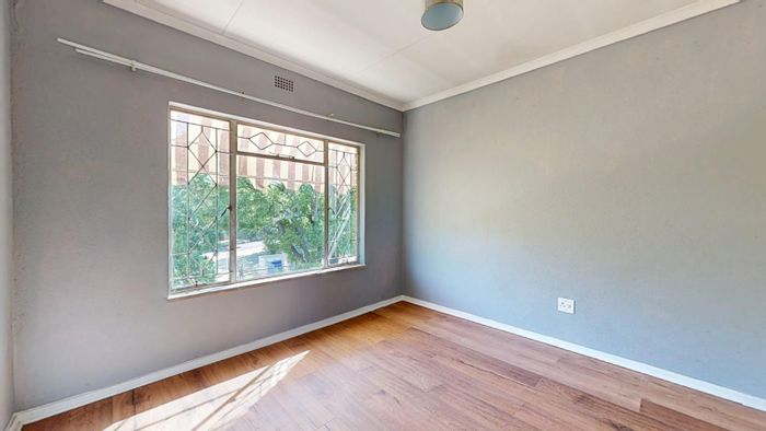 For Sale: Apartment in Berton Park with 3 bedrooms, new kitchen, and parking.