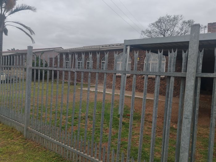 Manor Heights House For Sale: 3 bedrooms, pool, indoor braai, ample parking.