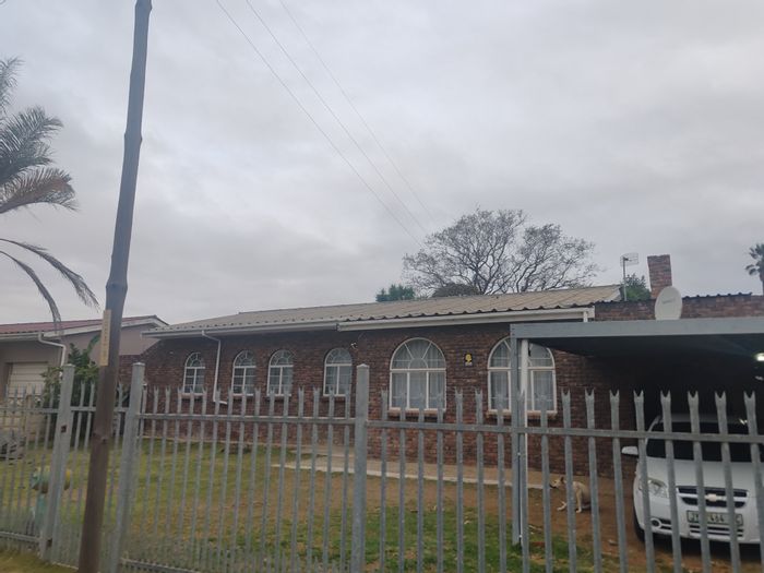 Manor Heights House For Sale: 3 bedrooms, pool, indoor braai, ample parking.