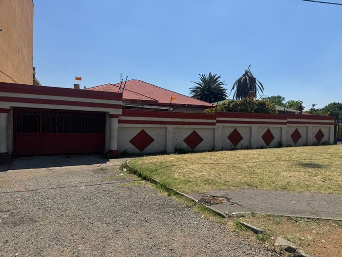 House for Sale in The Hill: 3 Bedrooms, Pool, Flatlet, Ample Yard Space.