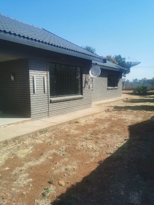 House for Sale in Malelane Central: 3 beds, granny flat, prime location.