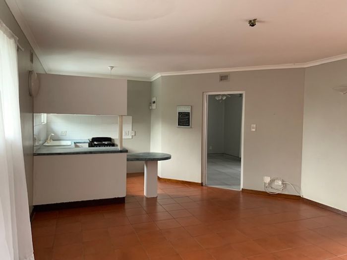 Cowies Hill House To Rent: 1 Bedroom, En-suite, Open Plan Living, Parking Available.