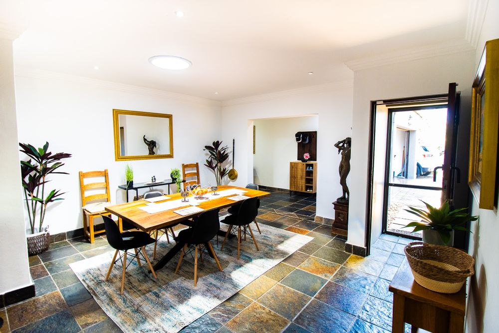 Dining room shower entrance