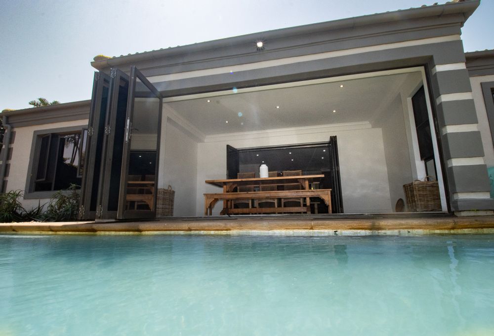 Pool to 2nd lounge /dining