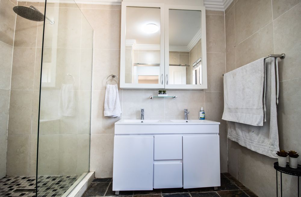 Main bedroom en-suite with shower & vanity