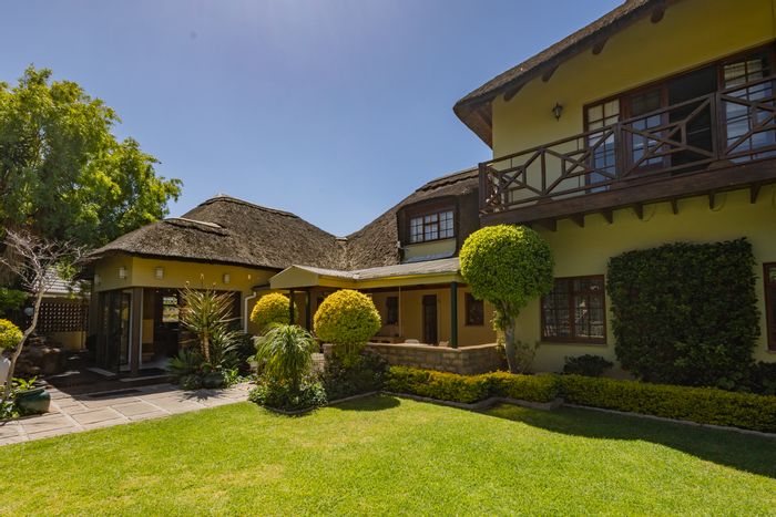 Langerug House For Sale: 5 beds, pool, flatlet, indoor braai, study.
