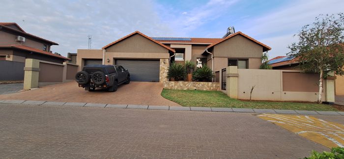 House For Sale in Emfuleni Golf Estate: 3 beds, pool, solar, golf amenities.