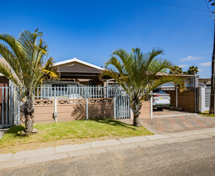 For Sale: House in Peerless Park with 5 bedrooms, granny flat, and office space.