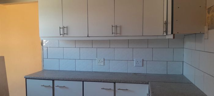 Southernwood Apartment To Rent: 3 bedrooms, garage, ensuite bathrooms, near amenities.