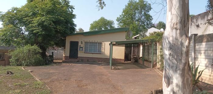 2 Bedroom, 2 Bathroom House in Scottsville To Rent with Parking and Prepaid Electricity.