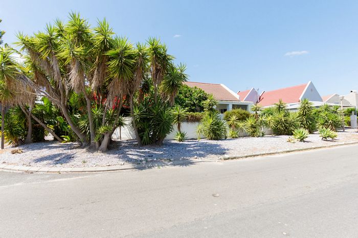 Port Owen House For Sale: Pool, flatlet, braai area, double garage, spacious living.