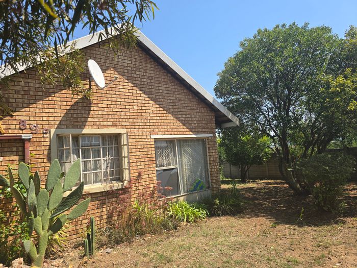 2-Bedroom House in Vaaloewer For Sale with pool, parking, and renovation potential.