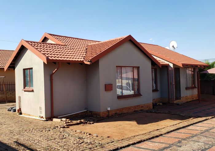 Geelhoutpark House For Sale: 3 Bedrooms, 2 Bathrooms, Spacious Yard, Covered Parking.