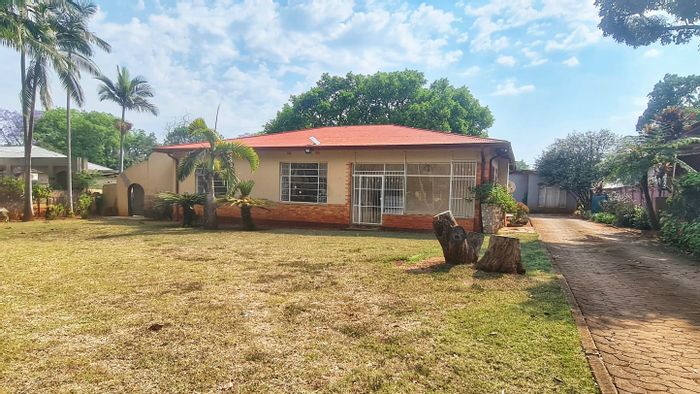 3-Bedroom House To Rent in Louis Trichardt Central with garden, parking, and utilities included.