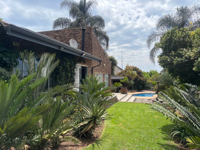 Reyno Ridge House For Sale: 5 beds, gym, solar system, pool, off-grid living.