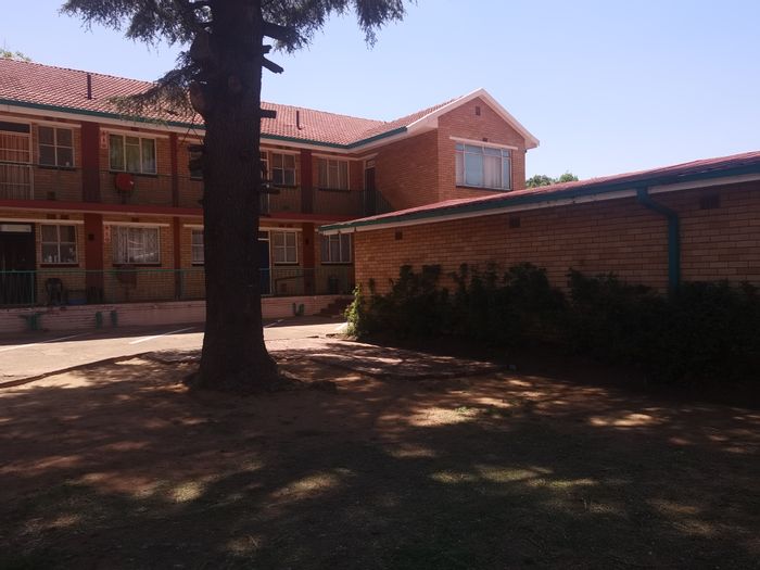 2-Bedroom Flat For Sale in Vanderbijlpark Cw 2 with parking and great amenities.