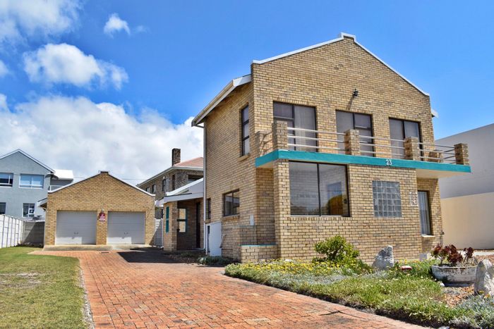 For Sale: House in Struisbaai Central with sea views, spacious layout, and outdoor space.