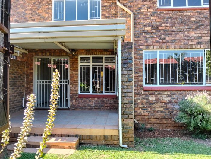 Garsfontein Townhouse For Sale: 3 bedrooms, private garden, double carport, spacious loft.