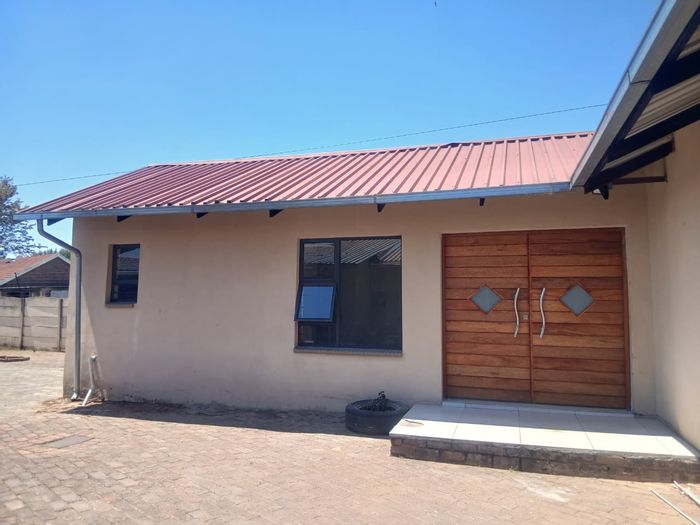 House To Rent in Rensburg: 2 bedrooms, open-plan living, secure parking, utilities included.