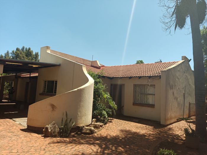 3-Bedroom House in The Orchards For Sale with Outdoor Area and Open Living Space.