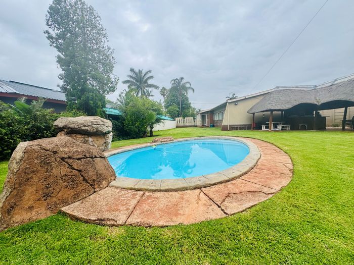 For Sale: Spacious 3-bedroom house in Sinoville with pool, lapa, and borehole.