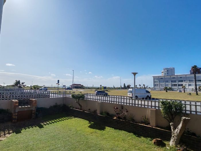 Three-bedroom apartment in Summerstrand, beachfront access, garden with braai. To Rent.