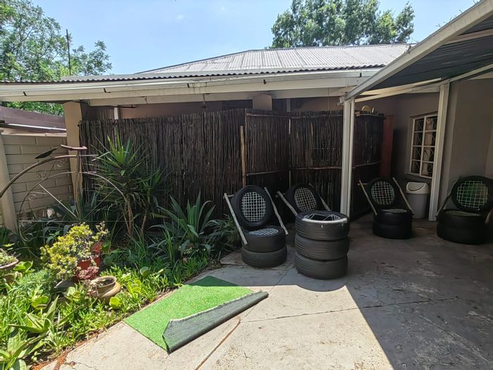 Townhouse for Sale in Parys Central: 2 Bedrooms, river views, covered parking.