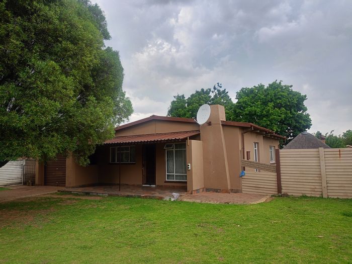 3-Bedroom House For Sale in Sonland Park with Garage, Lapa, and Garden.