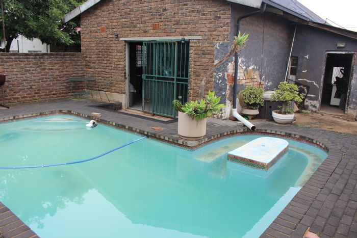 For Sale: House in Roodepoort North with pool, 4 bedrooms, double garage, cottage.