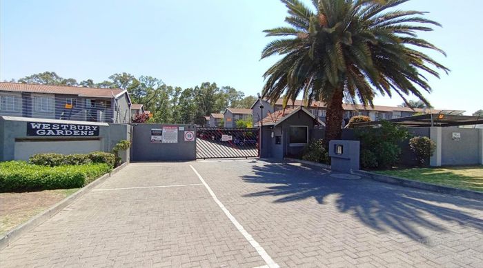 For Sale: Townhouse in Union with garden, pool, and 24-hour security.