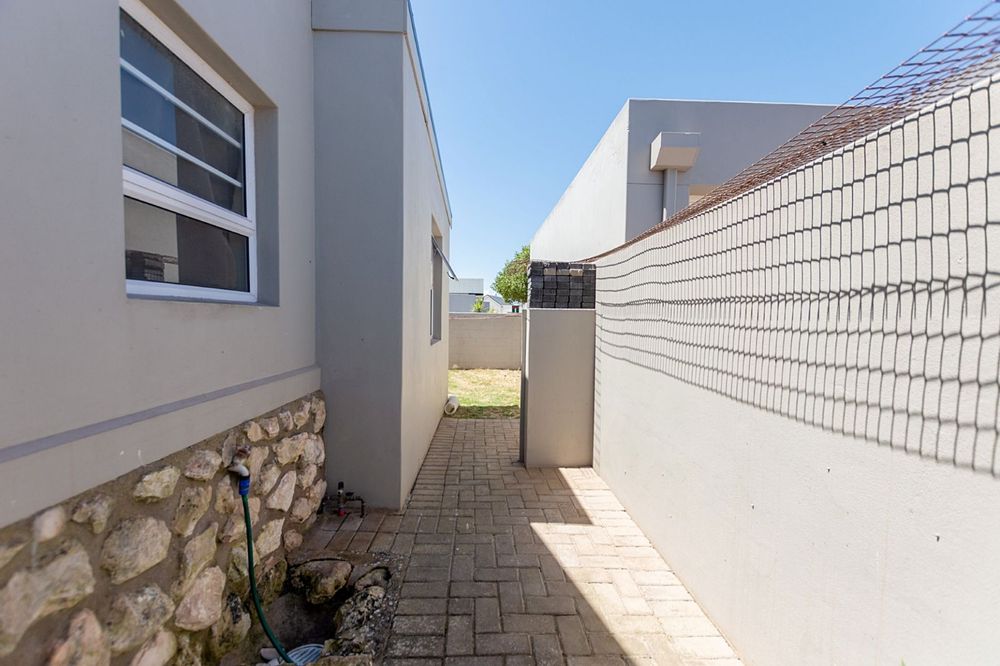 Front area access to the backyard