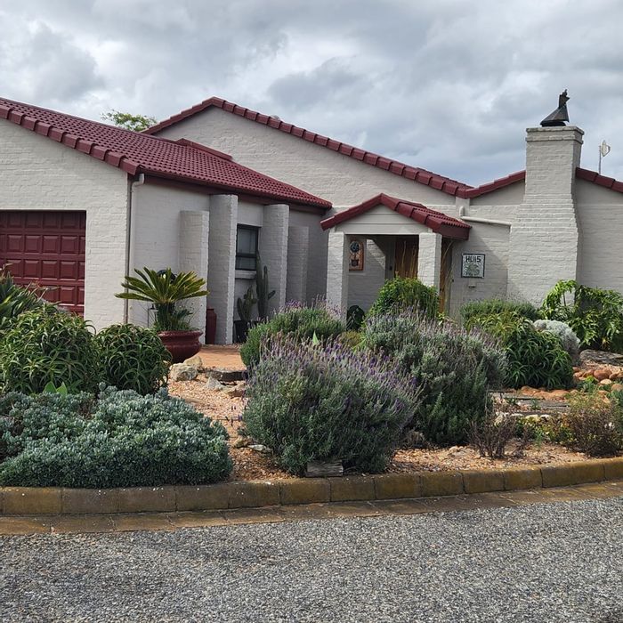 For Sale: House in Stilbaai Wes with 3 bedrooms, braai area, and solar features.