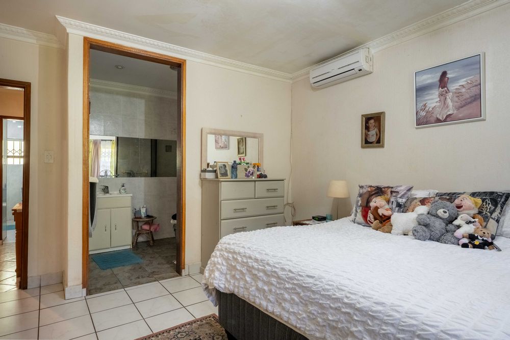 Main bedroom with en-suite bathroom