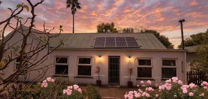 House For Sale in Swellendam Central: 4 Bedrooms, Cottage, Solar System, Garden.