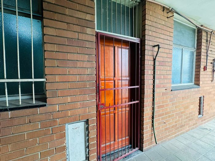 For Sale: 2-Bedroom Flat in Witbank Central, ideal for investors or first-time buyers.