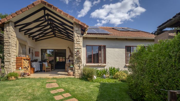 Pet-friendly townhouse in The Coves, for sale with solar power and clubhouse access.