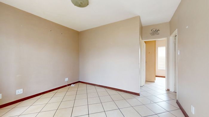Die Bult Apartment For Sale: 2 Bedrooms, close to NWU, parking included.