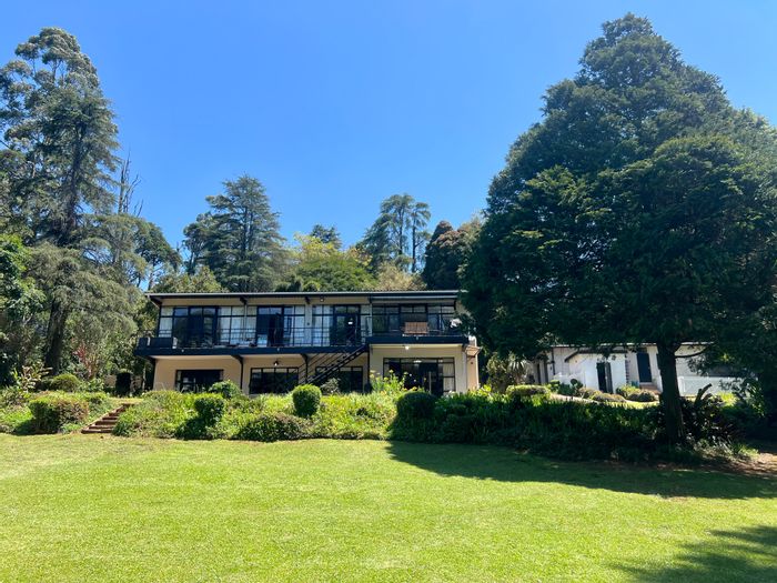 For Sale: Spacious 6-bedroom house in Winterskloof with pool and off-grid capability.