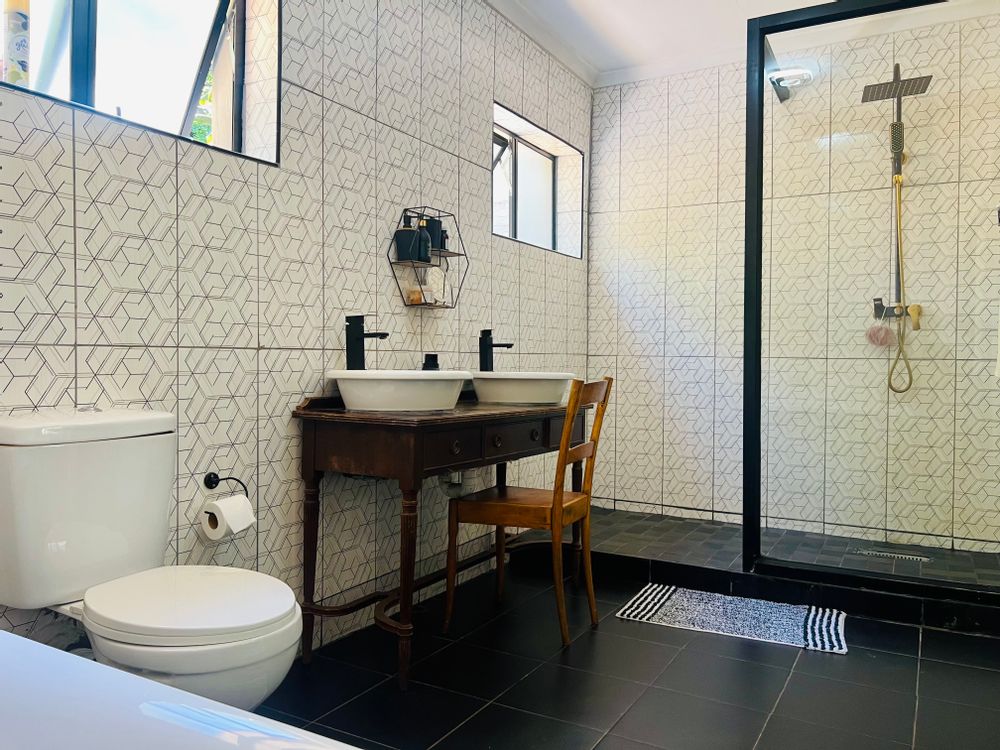 Upstairs Master En-suite