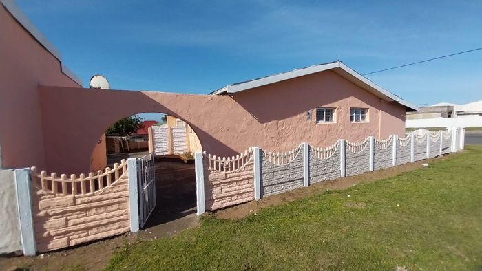 For Sale: Spacious Greenfields house with 8 bedrooms, large yard, and rental flats.